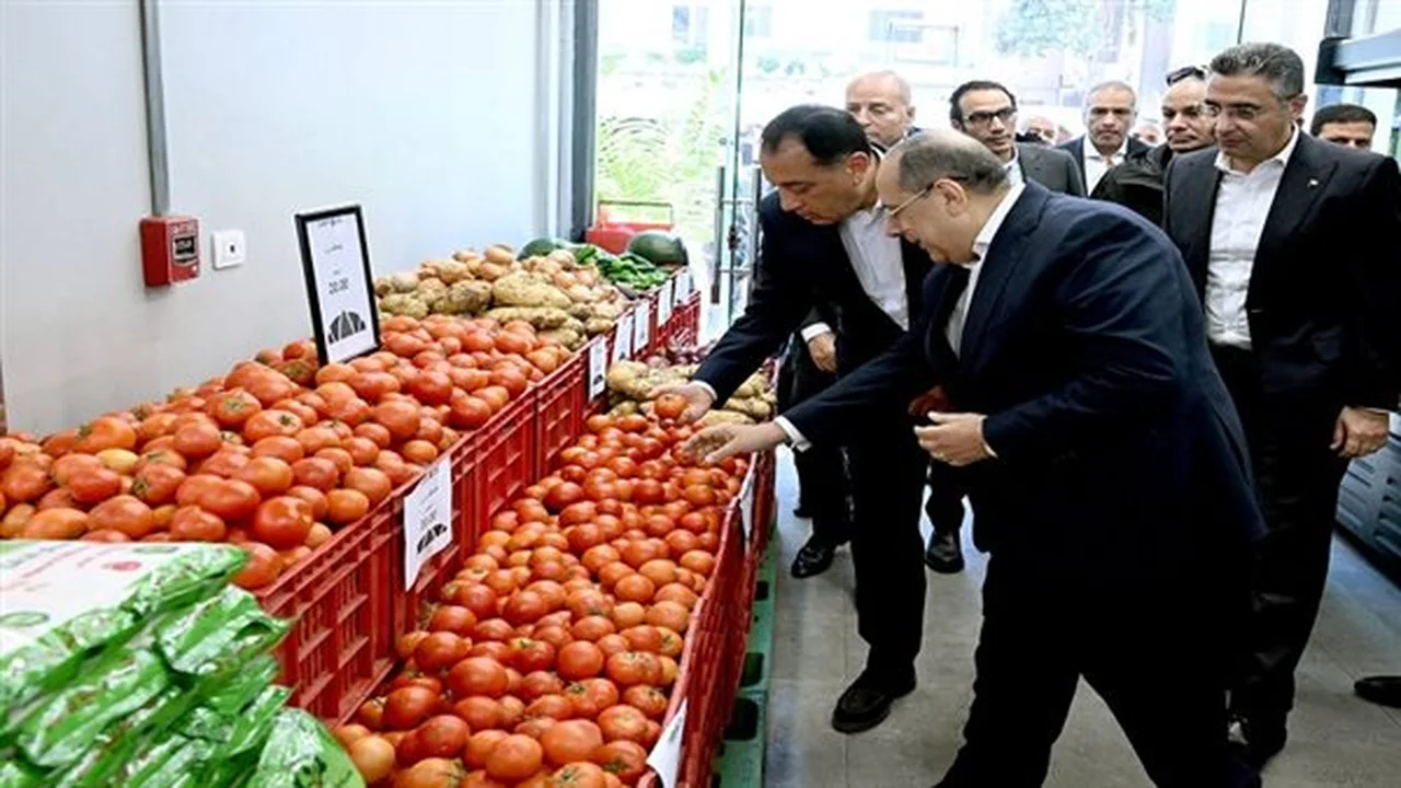 زيارة مدبولي لسوق العبور تحمل رسائل طمأنة وتتوعد بتطبيق إجراءات حازمة